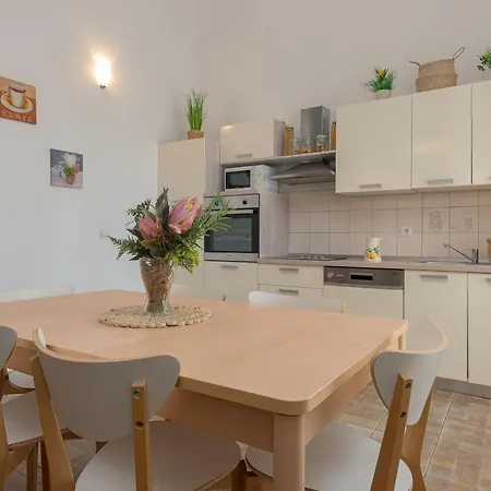 Tomislav Apartment *